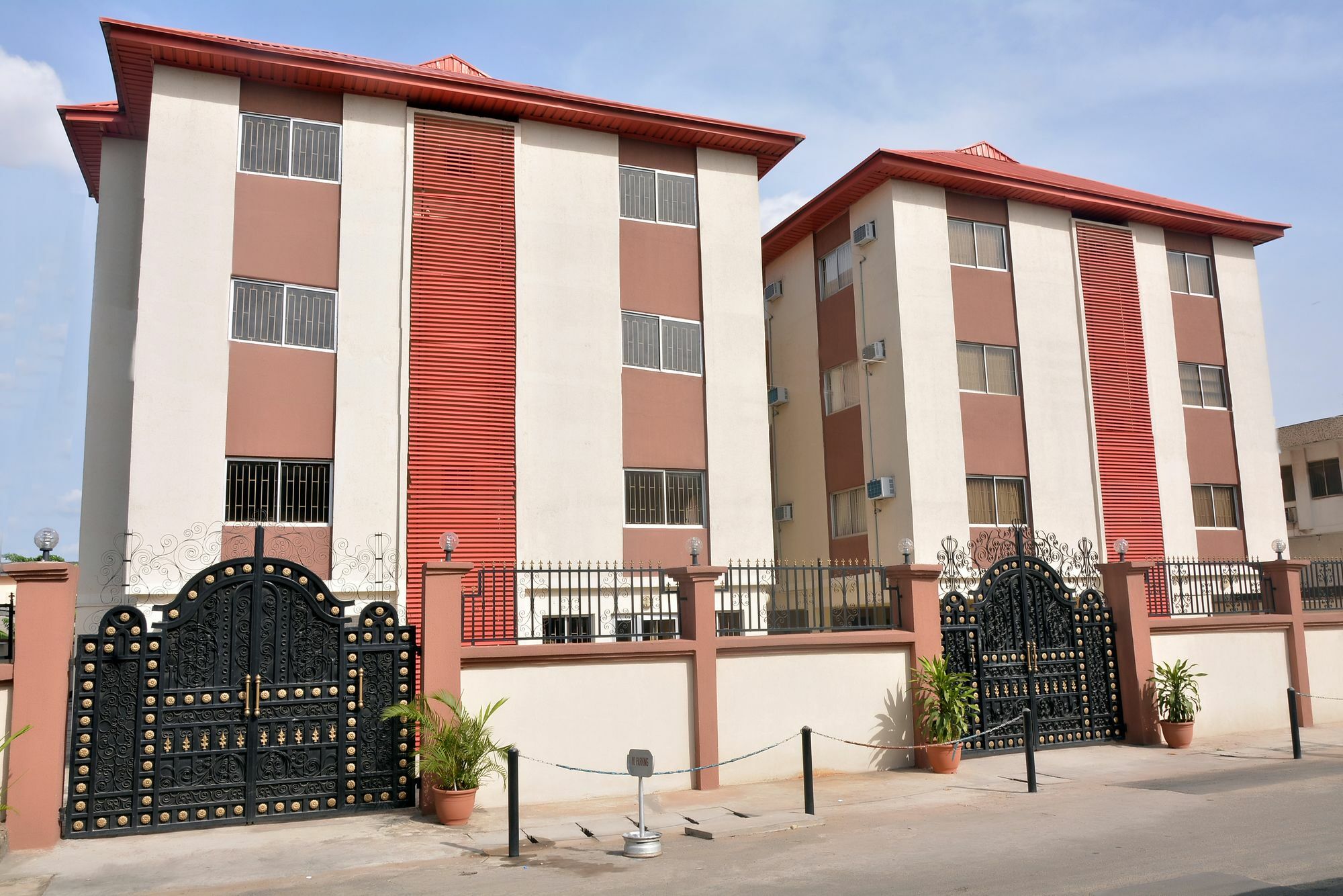 The Habitat Suites International Lagos Exterior photo